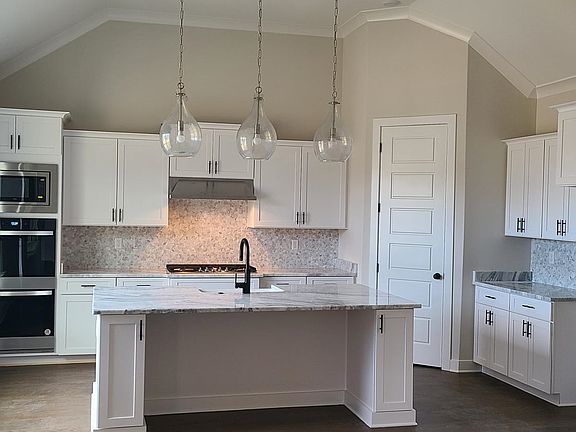 3rd image of 512 Mount Ivy Dr