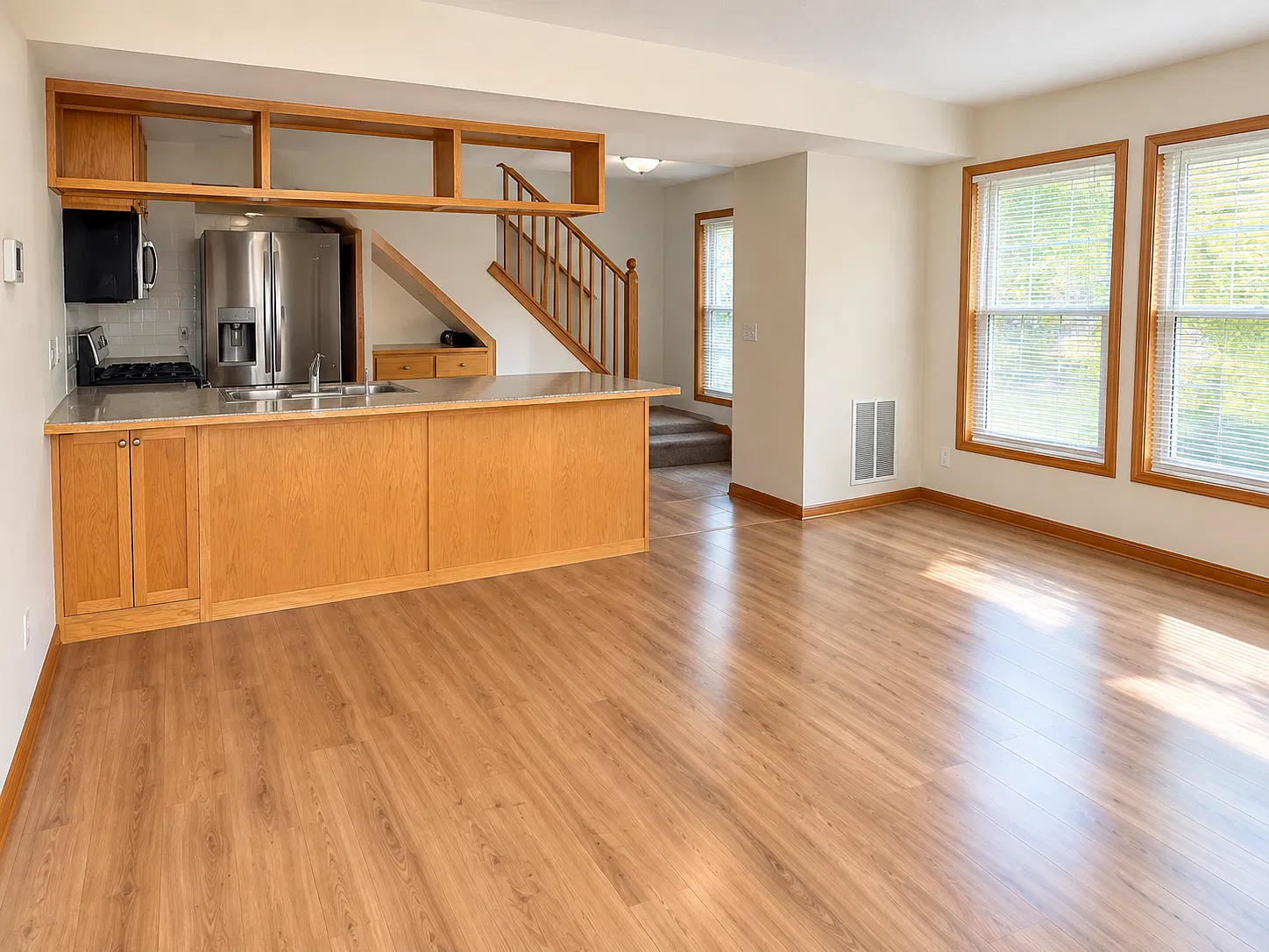 4 bed, 2200 sqft, $1,975 — Photo 2