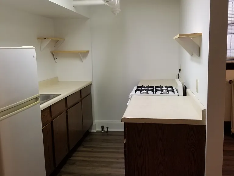 Yale Place Apartments — Photo 7