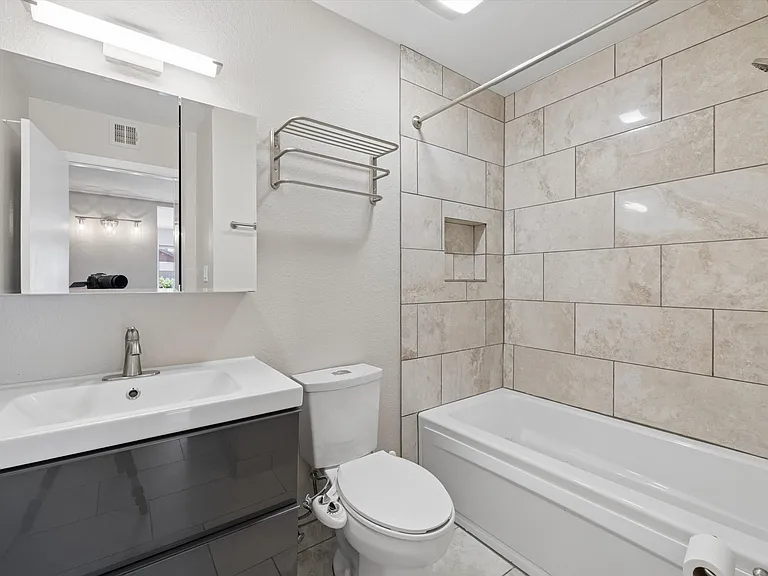 2118 S Pine St — Photo 14