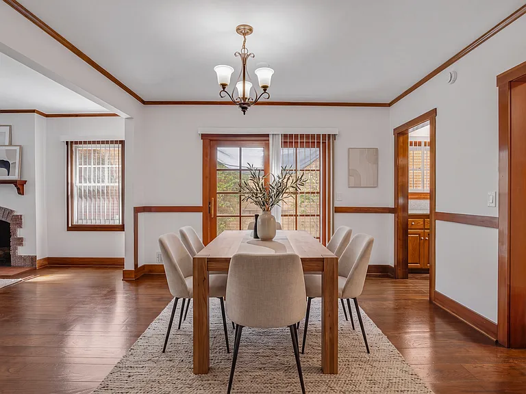 Virtually staged dining room