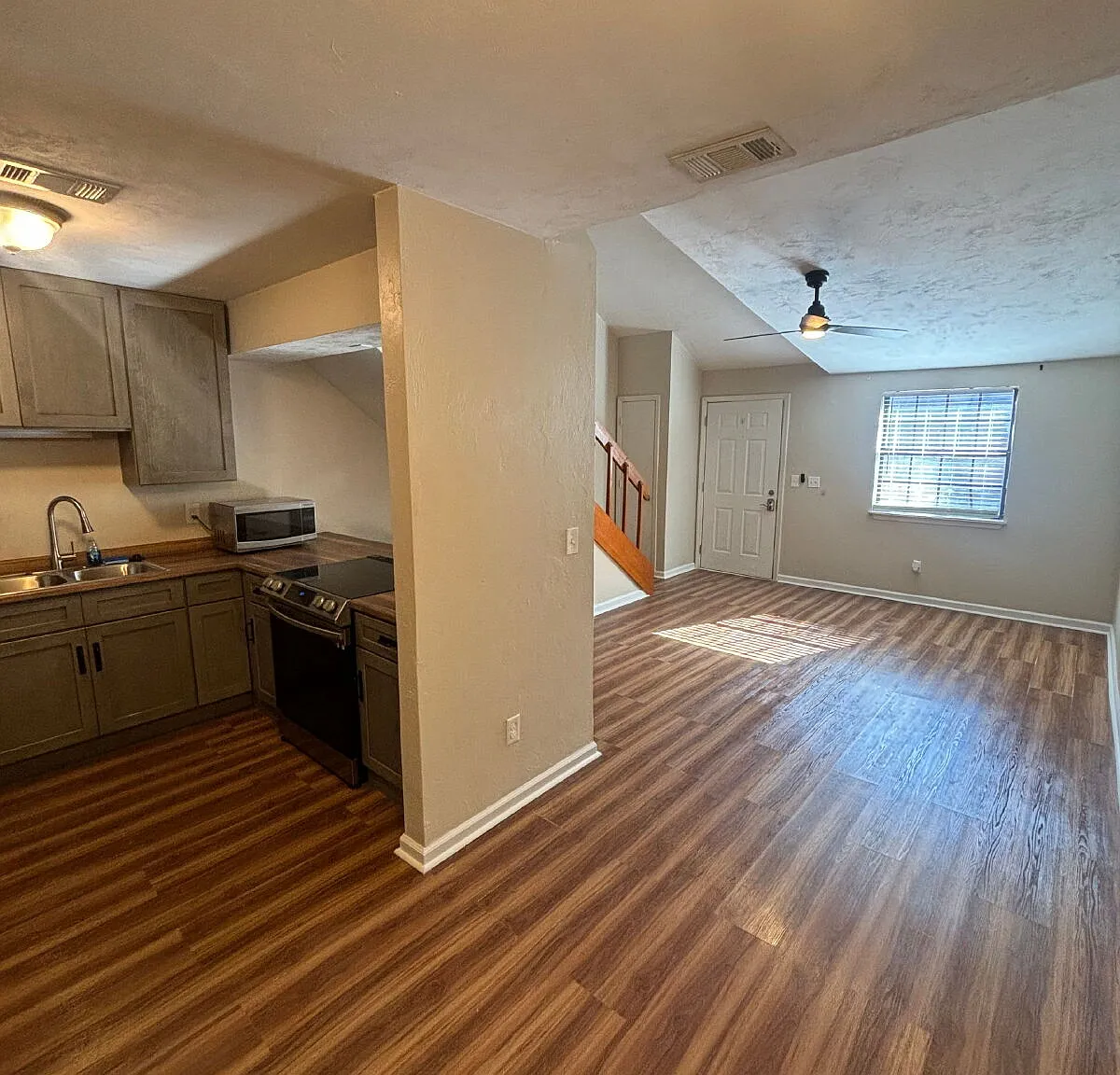 3 bed, 2.0 bath, 1120 sqft, $1,495 — Photo 3