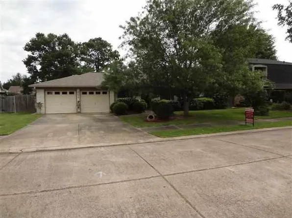 658 Meadowgreen Dr, Port Neches, TX 77651