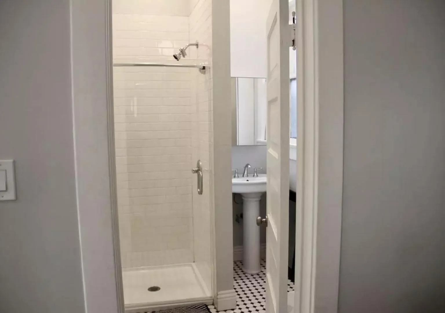 1 bed, 936 sqft, $1,950 — Photo 2
