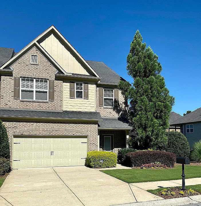 Nicely landscaped end unit. 
