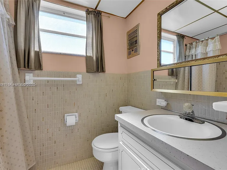 215 SE 3rd Ave #407B — Photo 11