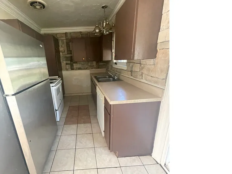 5103 Wildewood Ave — Photo 2