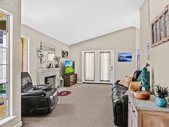 3rd image of 696 Loyola Way