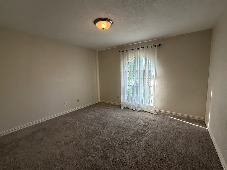1410 Paris Dr — Photo 13