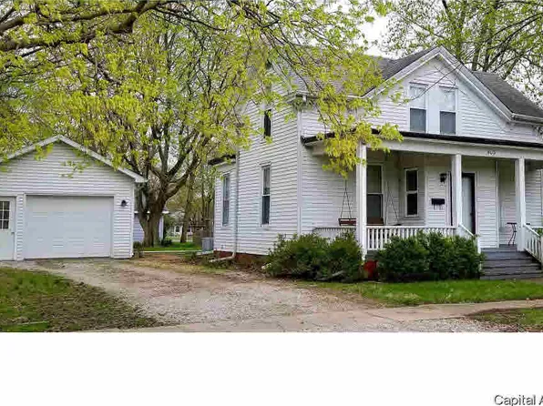 403 N Charles St, Carlinville, IL 62626