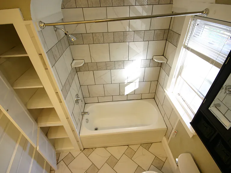 1123 W North St — Photo 3