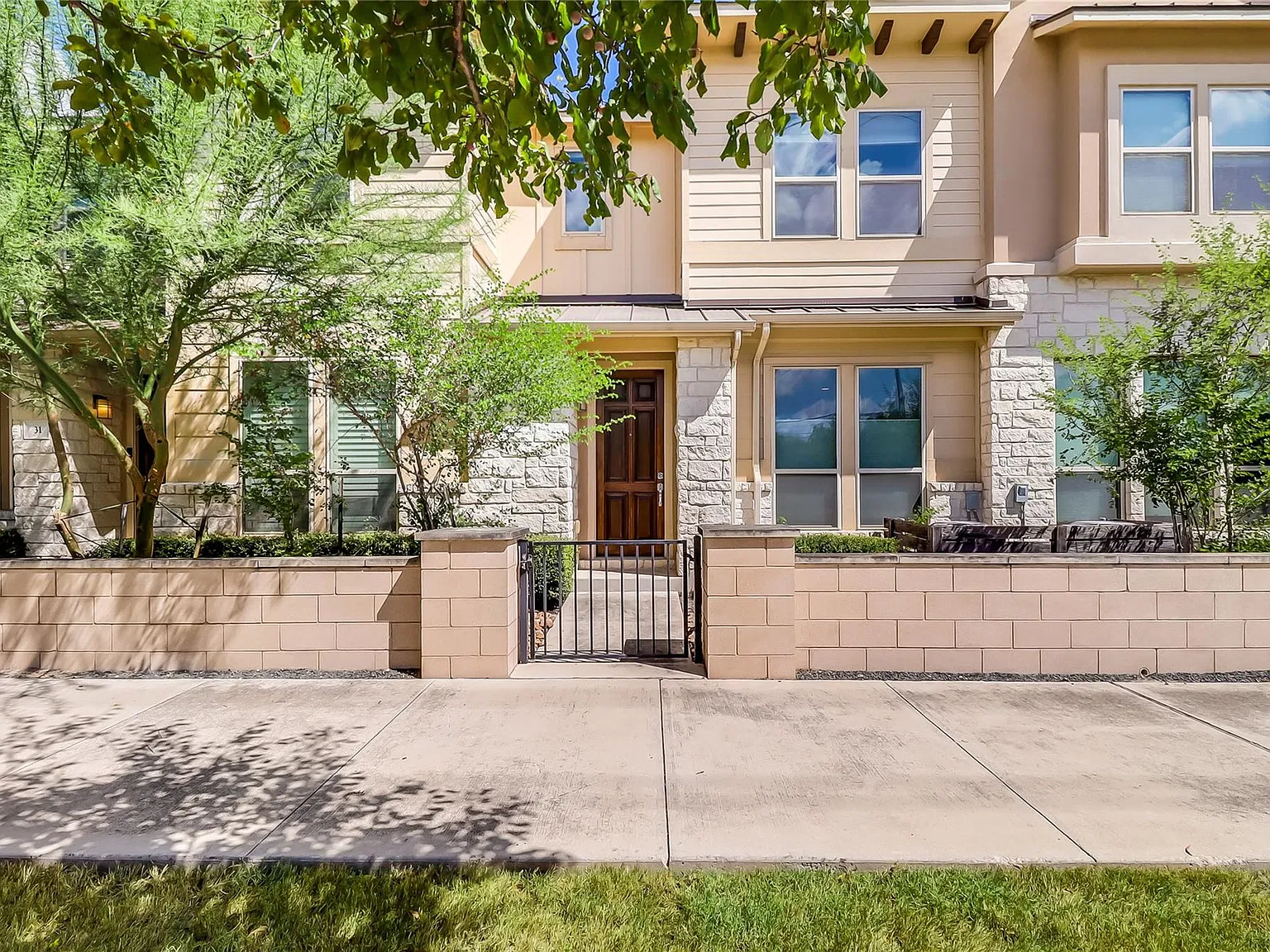3 bed, 2.5 bath, 1655 sqft, $2,300 — Photo 1
