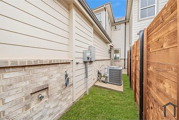 9609 Thorncrown Ln — Photo 32