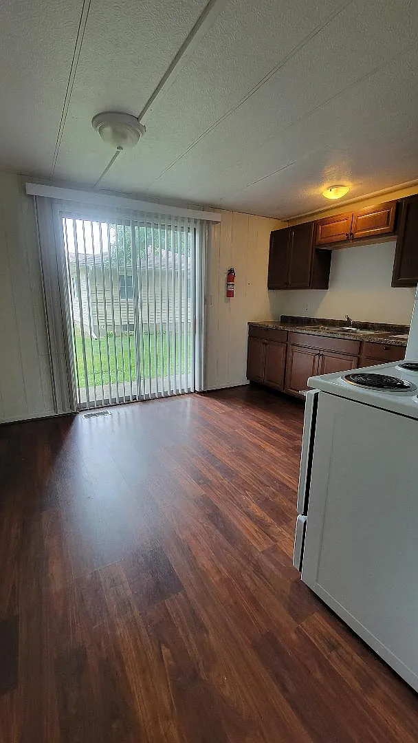 2 bed, 700 sqft, $960 — Photo 3