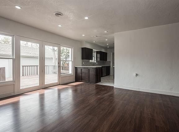 3rd image of 2940 Mark Twain Dr