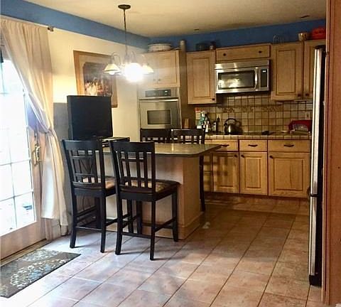 2nd image of 8 Honeysuckle Ln