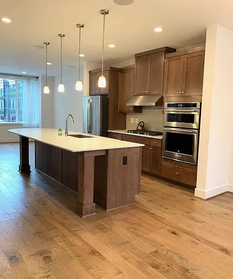 901 W McGraw St — Photo 3