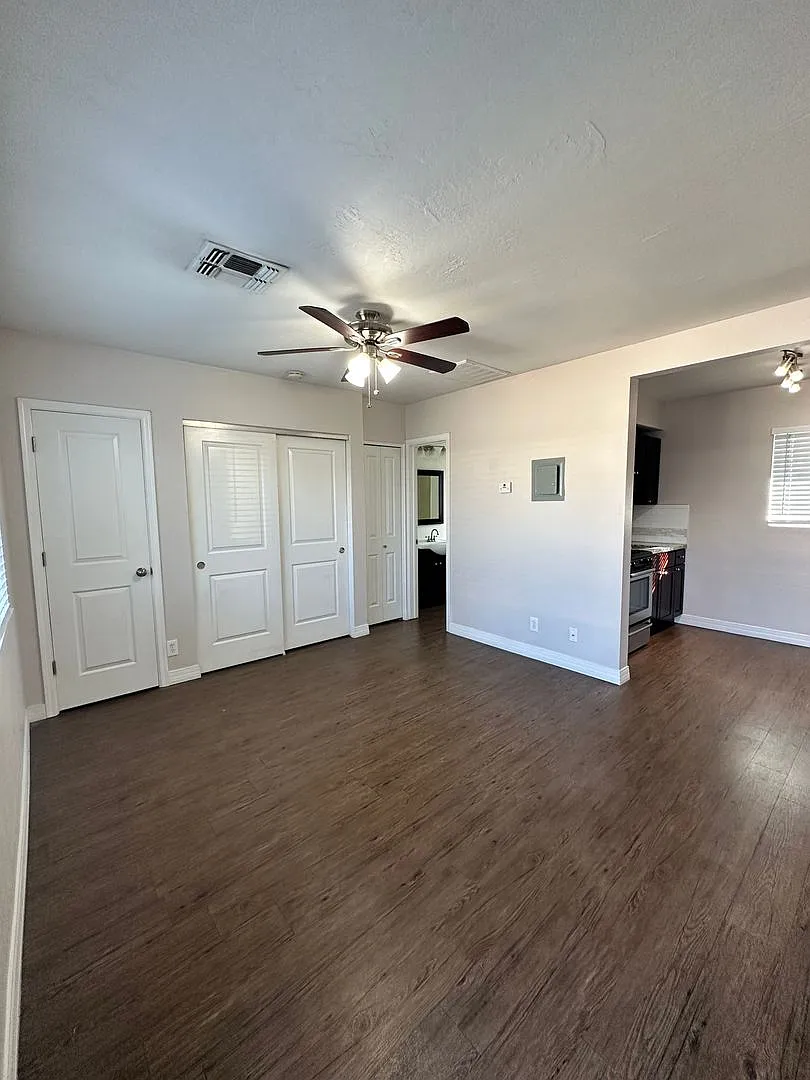 521 E Mariposa ST — Photo 2