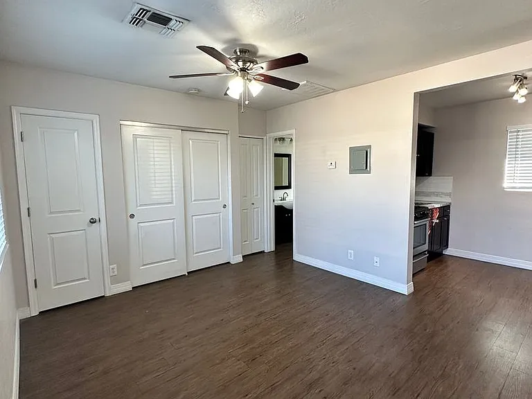 521 E Mariposa St — Photo 2