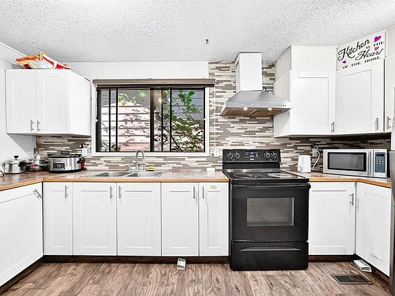 3rd image of 208 W Temple Close NE