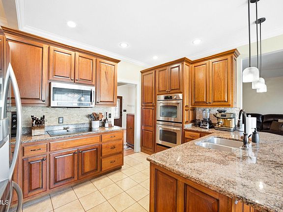 2nd image of 122 Meadow Ct