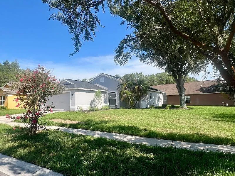 3 bed, 2.0 bath, 1412 sqft, $2,400 — Photo 2