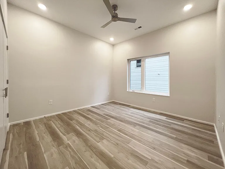 547 Winton Ter NE #2E — Photo 23