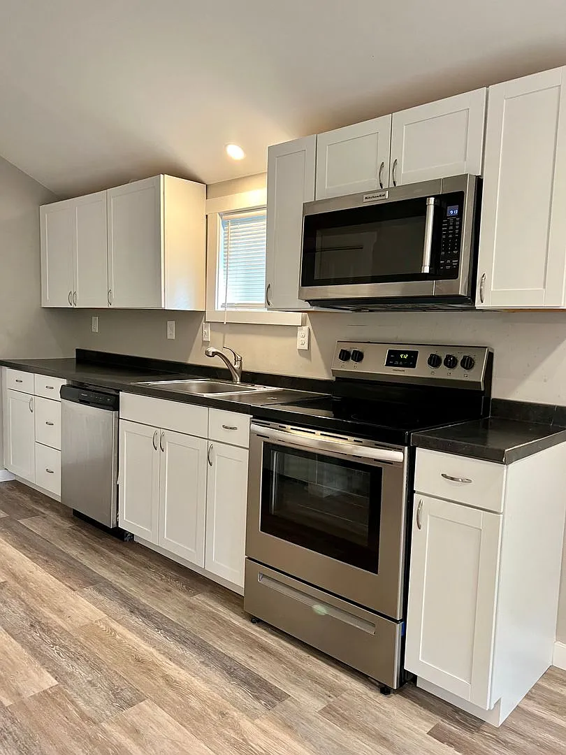 Newly Renovated 2 Bed 1 Bath!! — Photo 4