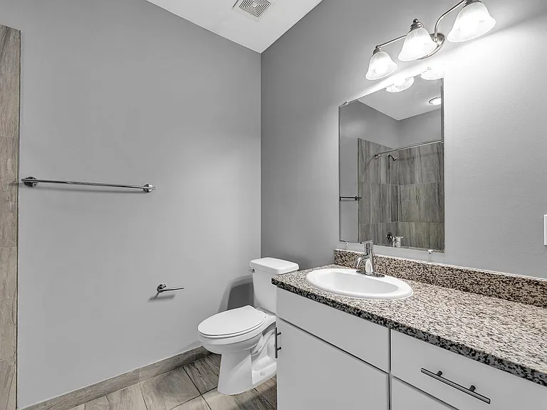 Waters Edge Apartments of Harbortown — Photo 13