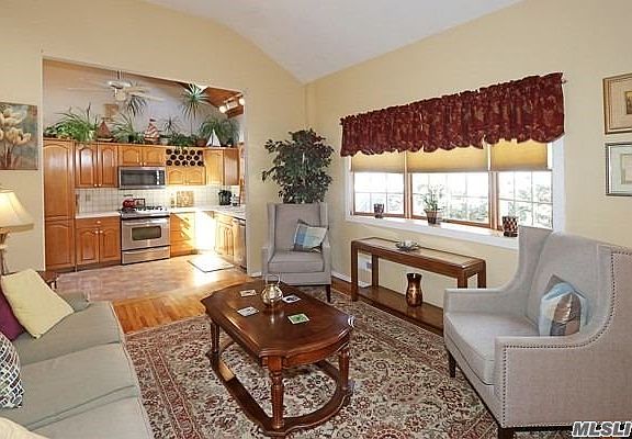 4th image of 40 Royal Ln