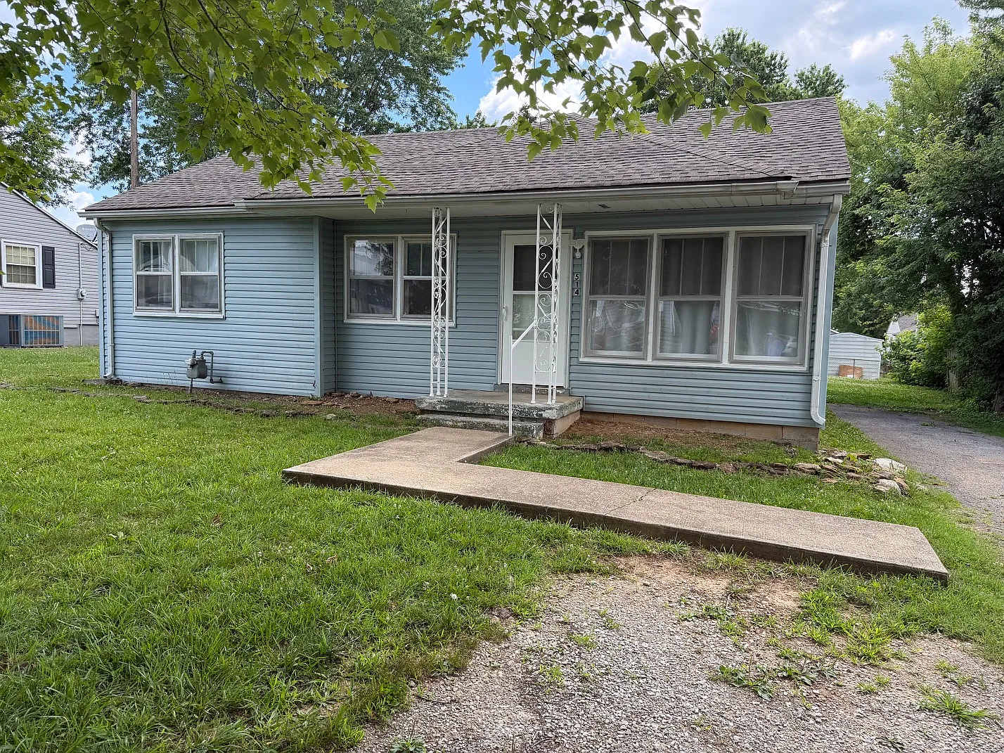 3 bed, 900 sqft, $995 — Photo 1