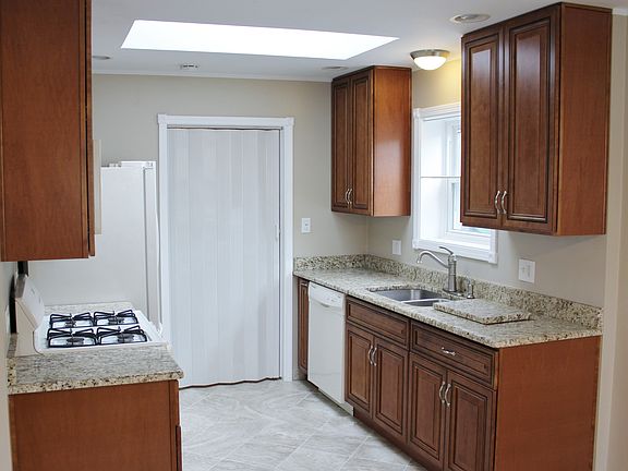 3rd image of 5504 W 90th St