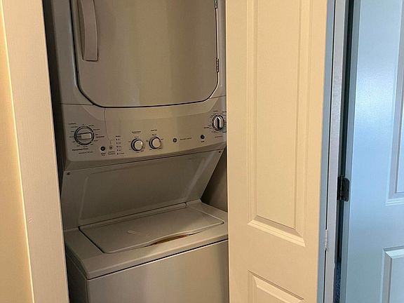 3rd image of 1095 Rockland Ave APT 1C