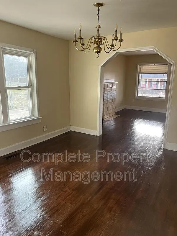 3 bed, 1.0 bath, 1232 sqft, $1,400 — Photo 1