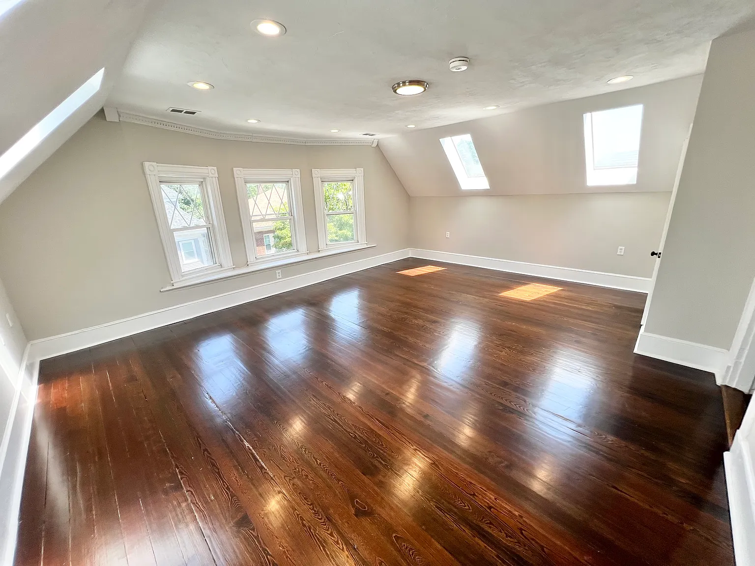3 bed, 1.0 bath, 9999 sqft, $3,150 — Photo 1
