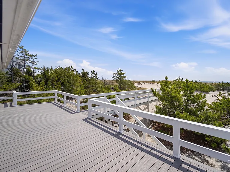 355 Dune Rd — Photo 16