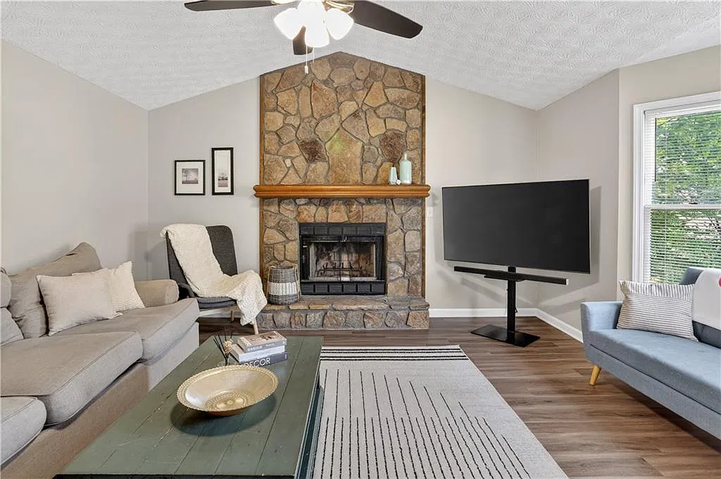 4 bed, 2.0 bath, 2252 sqft, $2,400 — Photo 4