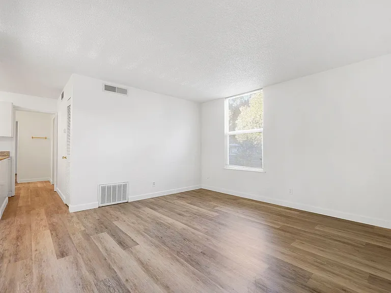 240 2nd St — Photo 7