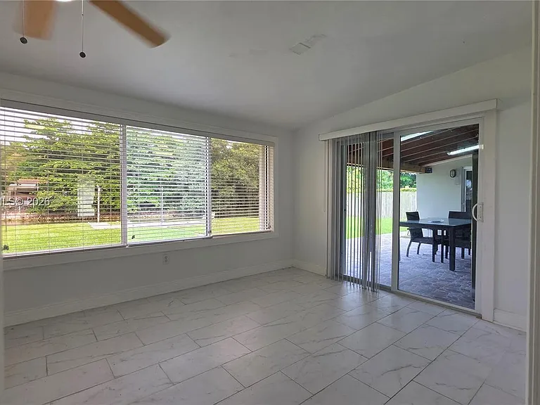 3325 S Lake Dr — Photo 2