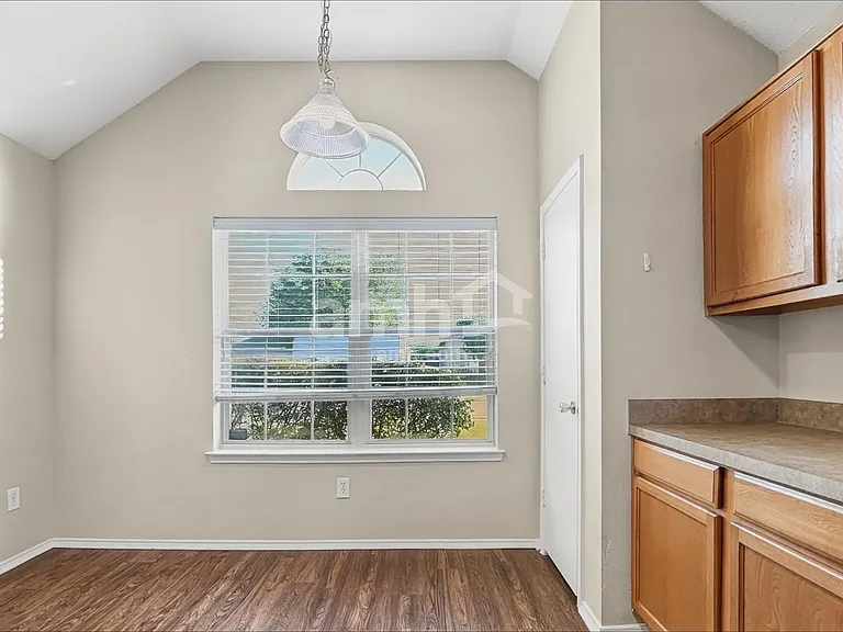 912 Buffalo Springs Dr — Photo 5