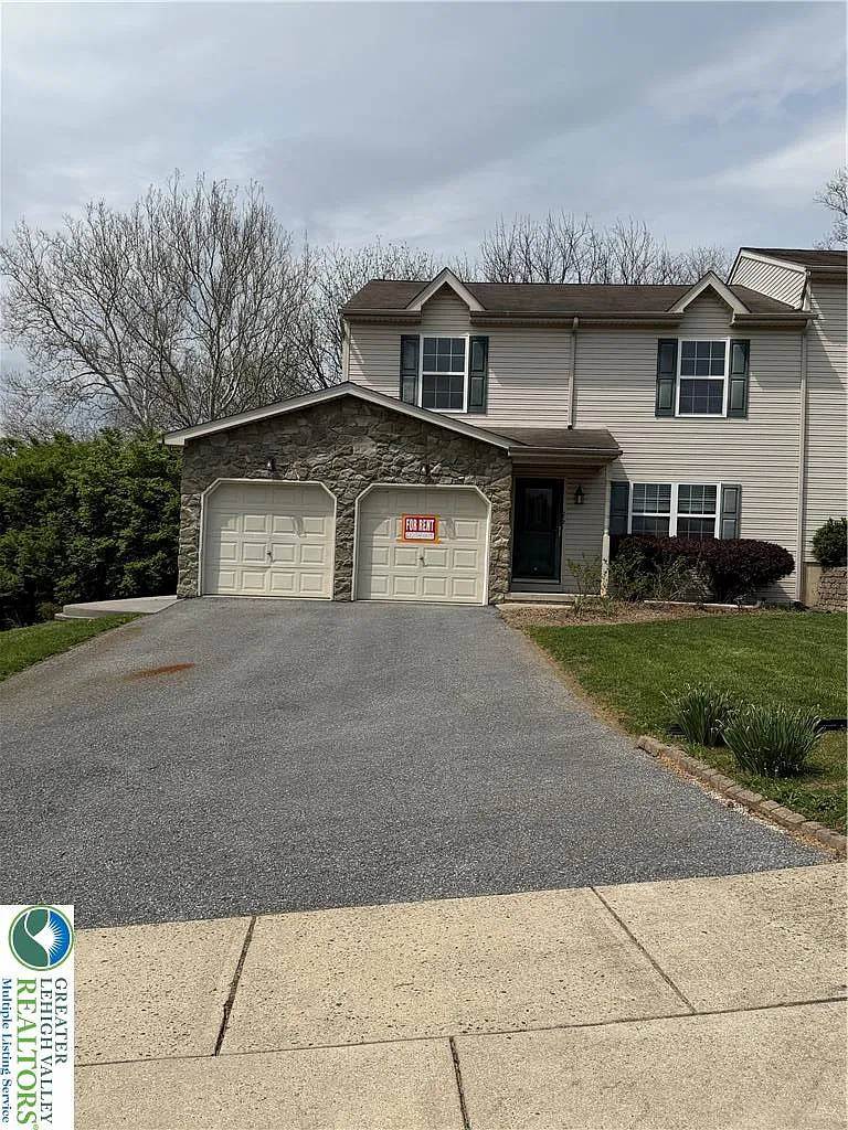 3 bed, 2.5 bath, 2260 sqft, $2,995 — Photo 1