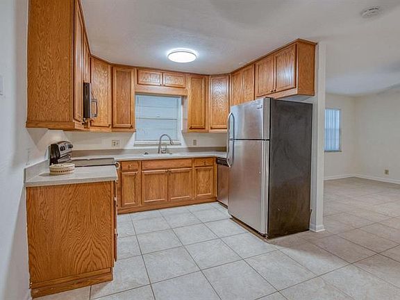 3rd image of 301 S Lakeside Dr APT 4