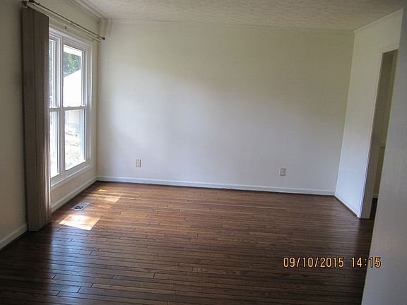 3rd image of 106 Three Oaks Ln