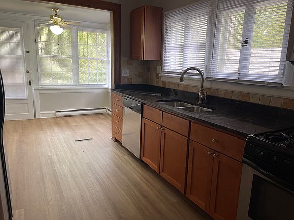3rd image of 9018 W 123rd St