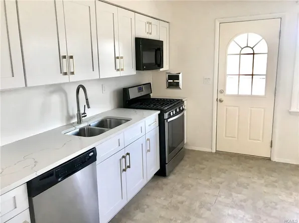 17 Regina Dr, Highland Mills, NY 10930