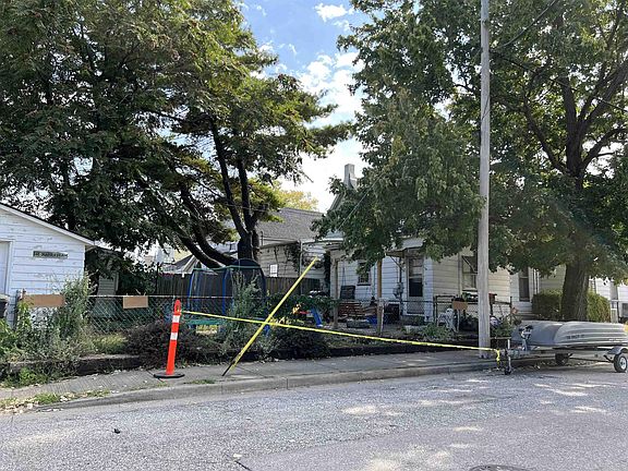 5th image of 2431 W Illinois St
