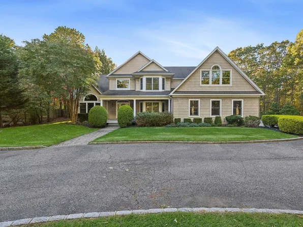 37 Squires Blvd, Hampton Bays, NY 11946