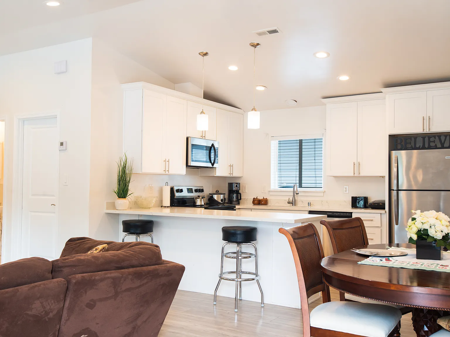 6 bed, 2200 sqft, $8,400 — Photo 4