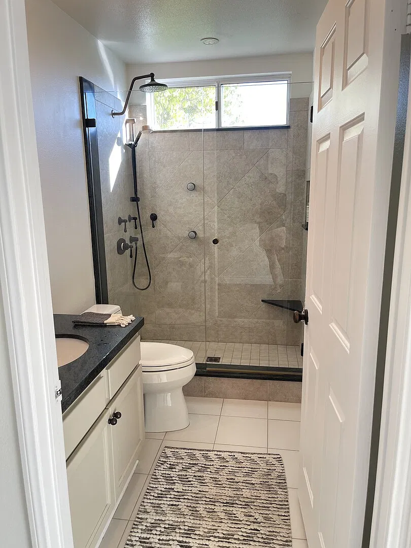 Luxurious Fully Furnished Retreat with Pool, Spa & Home Gym — Photo 4