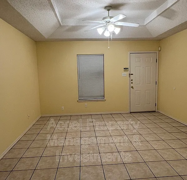 1201 W Carmen Ave #9 — Photo 2